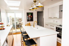 *NEW* quirky cottage by the sea